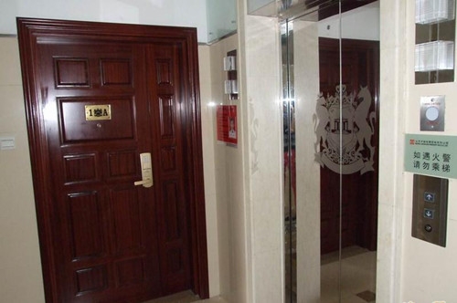 电梯正对大门